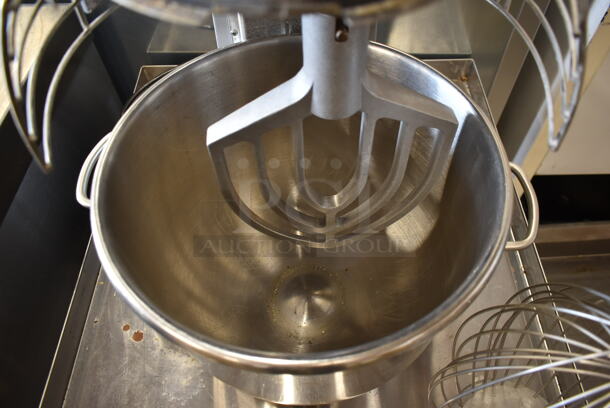 Hobart Legacy HL200 Metal Commercial Countertop 20 Quart Planetary Dough Mixer w/ Stainless Steel Mixing Bowl, Bowl Guard, Paddle and Whisk Attachments. 100-120 Volts, 1 Phase. Tested and Working! - Image 8 of 9