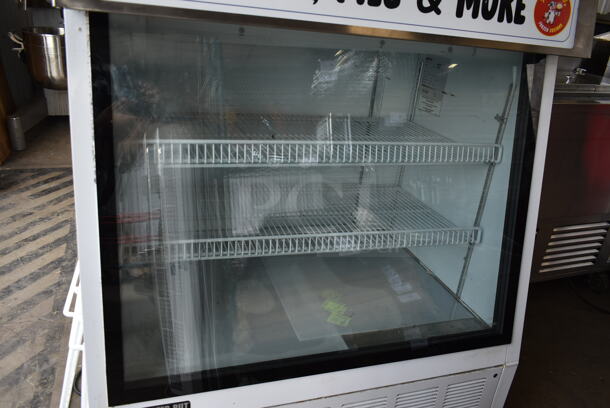 Master-Bilt FIP-40 Metal Commercial Deli Display Case Merchandiser. 115/208-230 Volts, 1 Phase. Tested and Powers On But Does Not Get Cold - Image 4 of 7
