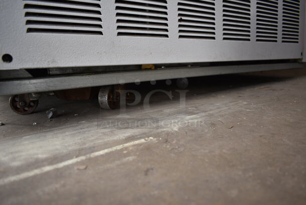 Master-Bilt FIP-40 Metal Commercial Deli Display Case Merchandiser. 115/208-230 Volts, 1 Phase. Tested and Powers On But Does Not Get Cold - Image 5 of 7