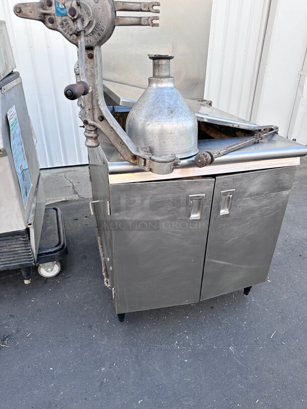 Working Mercury Commercial Donut Fryer With Filtration System - Image 3 of 7
