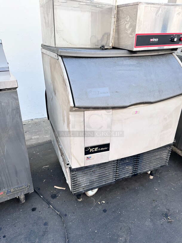 Ice-O-Matic ICEU300HA1 30 inch W Half Cube Undercounter Ice Machine - 309 lbs/day, Air Cooled  - Image 2 of 4