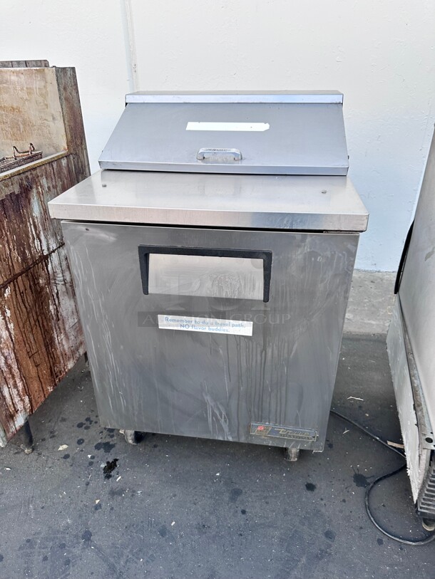True TSSU-27-08 27 inch Sandwich/Salad Prep Table w/ Refrigerated Base, 115v, Left Hinge - Image 1 of 4