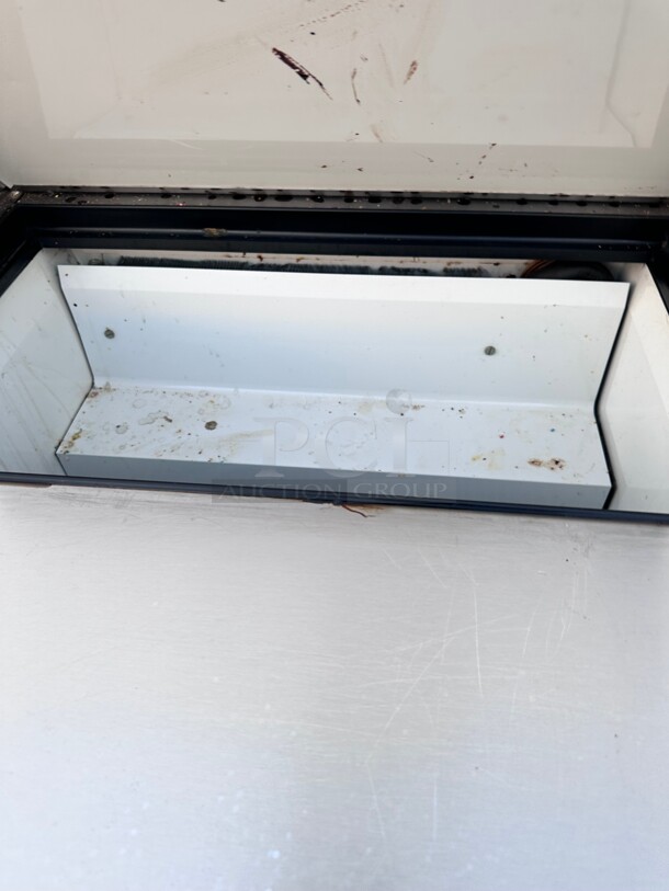 True TSSU-27-08 27 inch Sandwich/Salad Prep Table w/ Refrigerated Base, 115v, Left Hinge - Image 3 of 4