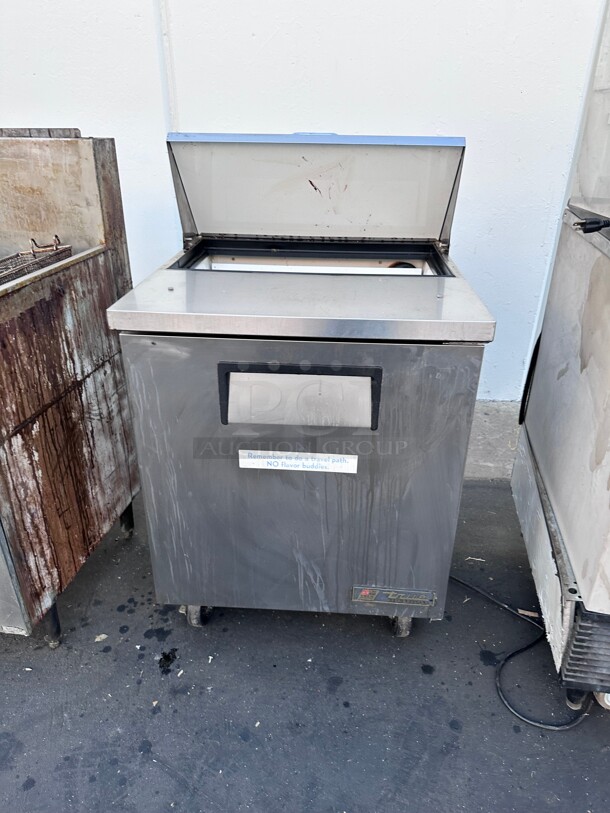 True TSSU-27-08 27 inch Sandwich/Salad Prep Table w/ Refrigerated Base, 115v, Left Hinge - Image 4 of 4