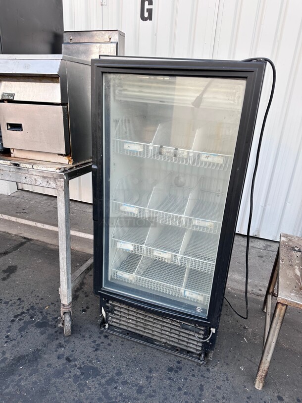 Display Freezer! True GDM-10F 24 inch One Section Display Freezer w/ Swing Door , Black, 115v - Image 2 of 7
