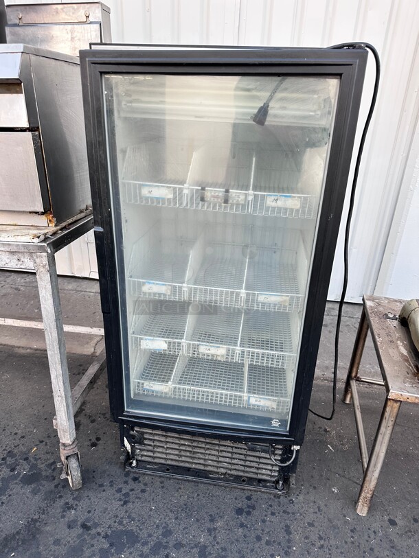 Display Freezer! True GDM-10F 24 inch One Section Display Freezer w/ Swing Door , Black, 115v - Image 4 of 7