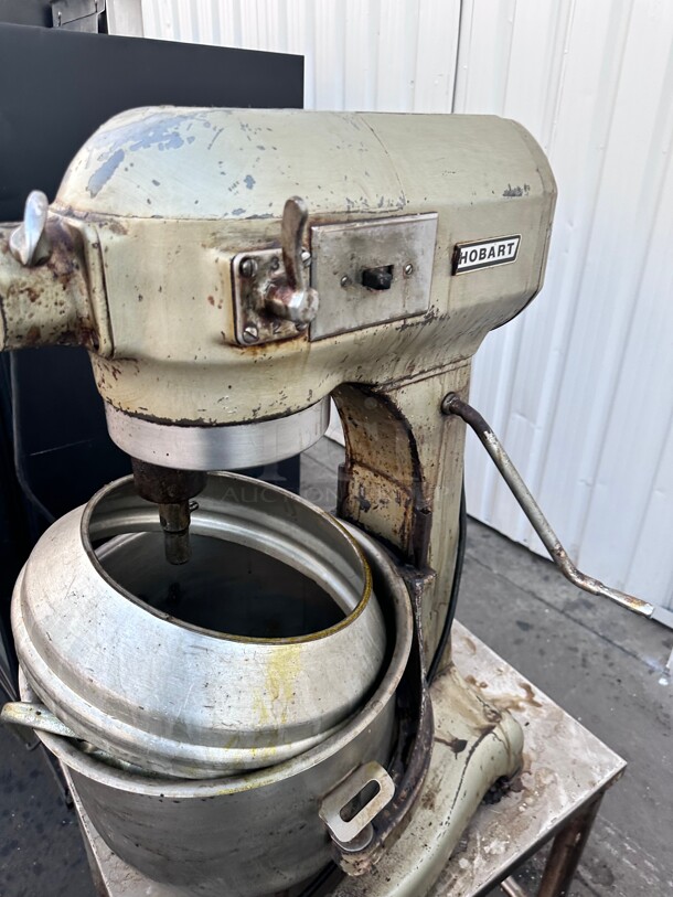 Hobart 20 Qt Commercial Dough Mixer 115 Volt Tested and Working - Image 5 of 8