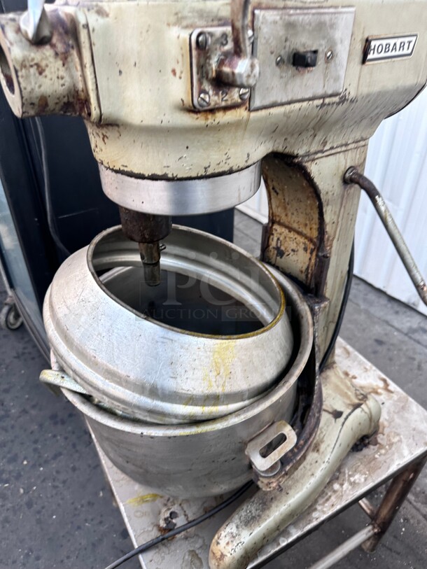 Hobart 20 Qt Commercial Dough Mixer 115 Volt Tested and Working - Image 6 of 8
