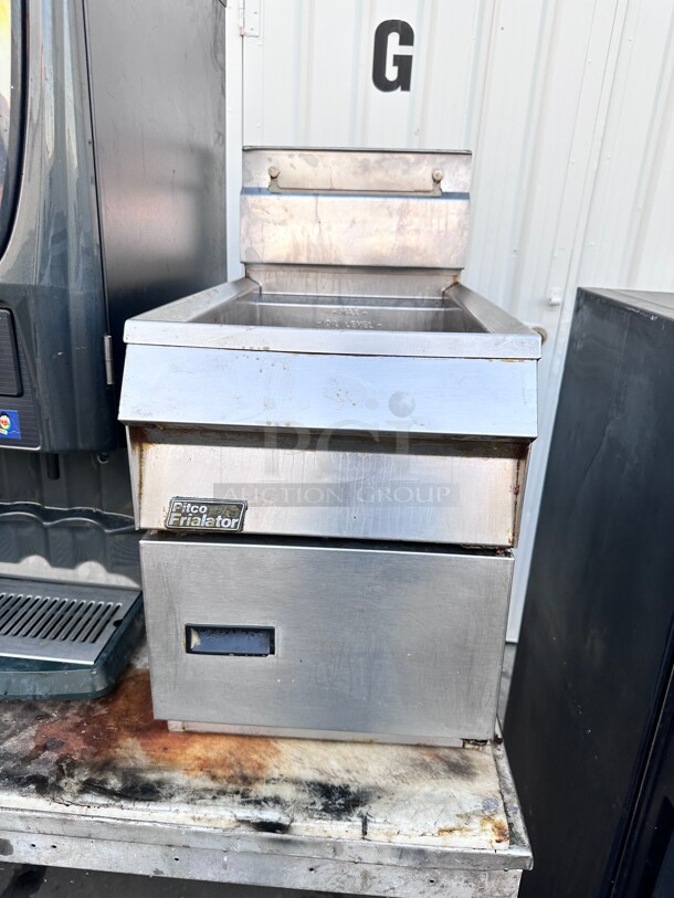 Counter Top! Pitco SGC-S Countertop Gas Fryer - (1) 35 lb Vat, Natural Gas Working  - Image 1 of 6