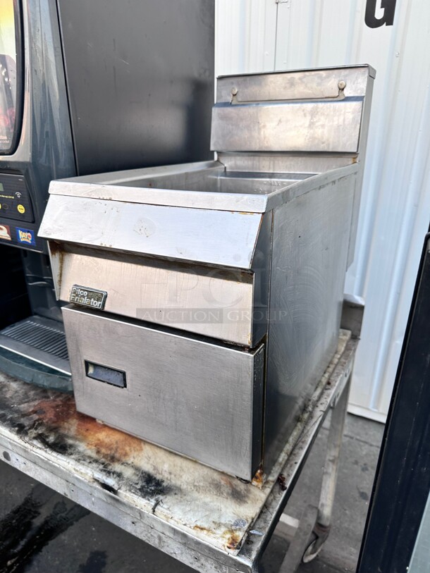 Counter Top! Pitco SGC-S Countertop Gas Fryer - (1) 35 lb Vat, Natural Gas Working  - Image 3 of 6