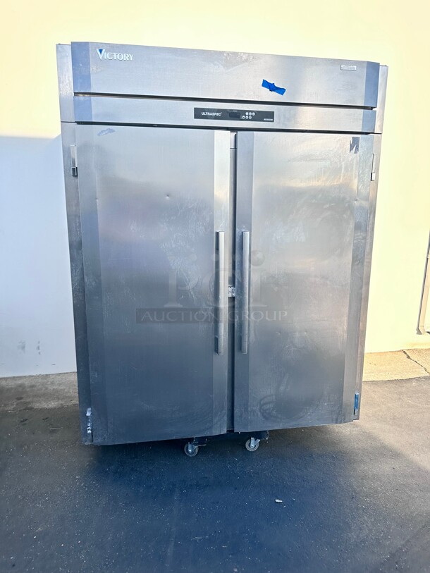 Late Model Victory Refrigeration FiSa-2D-S1 52 inch Two Section Reach In Freezer - (2) Solid Doors, 115/208 volt - Image 1 of 10