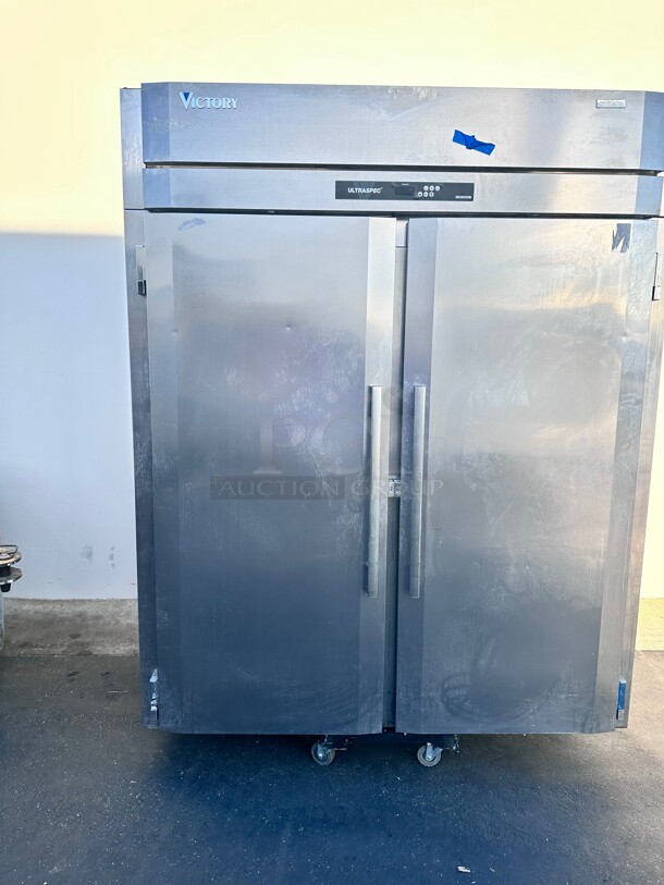 Late Model Victory Refrigeration FiSa-2D-S1 52 inch Two Section Reach In Freezer - (2) Solid Doors, 115/208 volt - Image 2 of 10