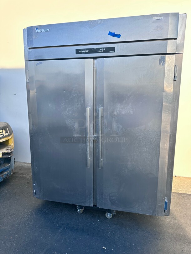 Late Model Victory Refrigeration FiSa-2D-S1 52 inch Two Section Reach In Freezer - (2) Solid Doors, 115/208 volt - Image 3 of 10