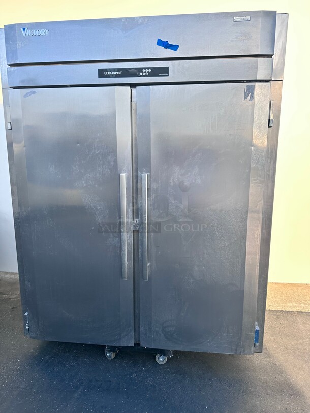 Late Model Victory Refrigeration FiSa-2D-S1 52 inch Two Section Reach In Freezer - (2) Solid Doors, 115/208 volt - Image 4 of 10