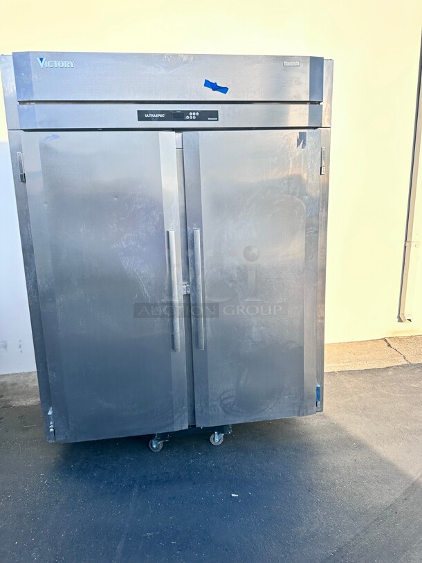 Late Model Victory Refrigeration FiSa-2D-S1 52 inch Two Section Reach In Freezer - (2) Solid Doors, 115/208 volt - Image 5 of 10