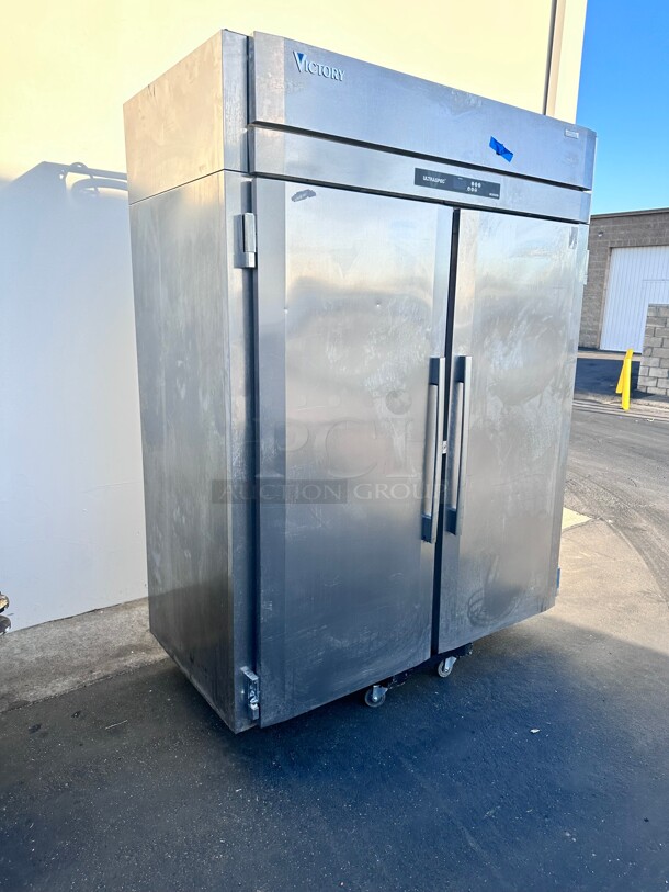 Late Model Victory Refrigeration FiSa-2D-S1 52 inch Two Section Reach In Freezer - (2) Solid Doors, 115/208 volt - Image 6 of 10