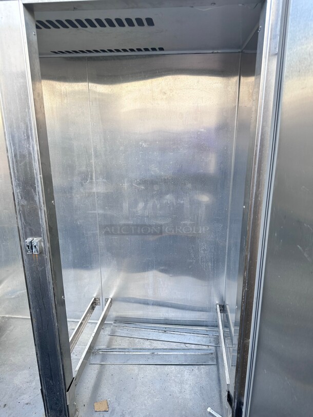 Late Model Victory Refrigeration FiSa-2D-S1 52 inch Two Section Reach In Freezer - (2) Solid Doors, 115/208 volt - Image 9 of 10