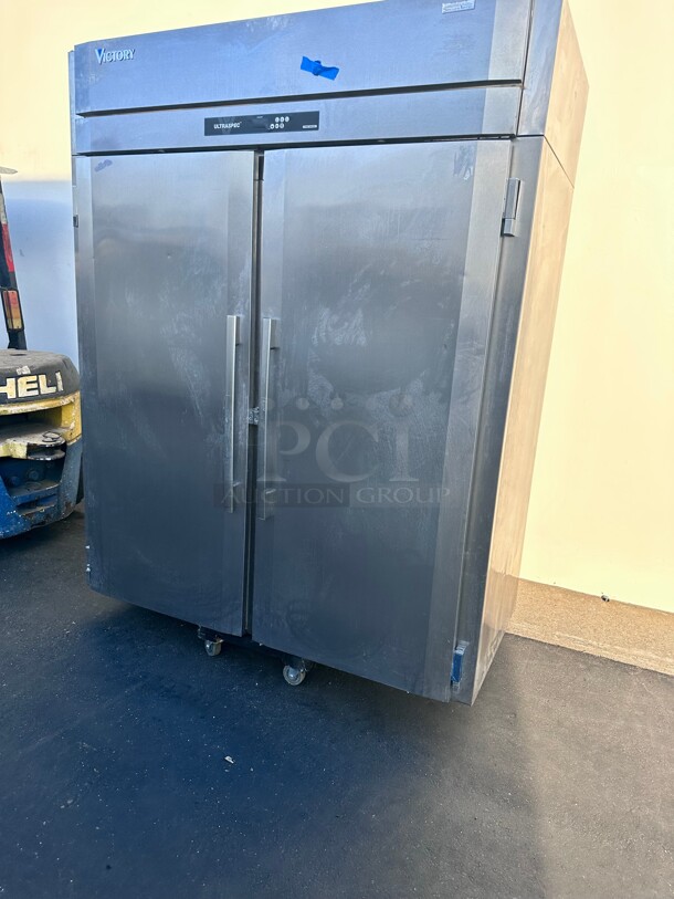 Late Model Victory Refrigeration FiSa-2D-S1 52 inch Two Section Reach In Freezer - (2) Solid Doors, 115/208 volt - Image 10 of 10