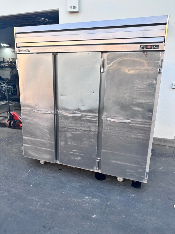 Beverage Air ER74 74 inch Three Section Reach In Refrigerator, (3) Left/Right Hinge Solid Doors, 115v Working - Image 1 of 7