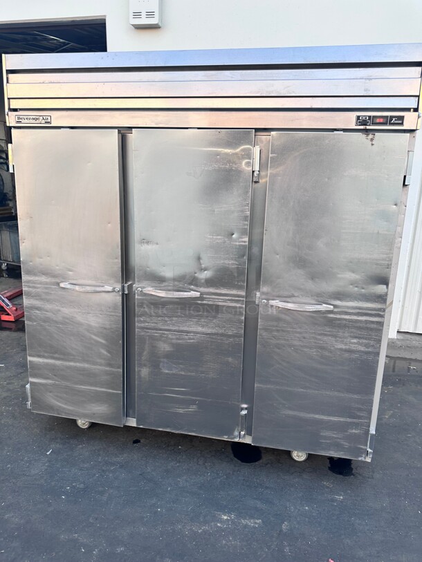 Beverage Air ER74 74 inch Three Section Reach In Refrigerator, (3) Left/Right Hinge Solid Doors, 115v Working - Image 2 of 7