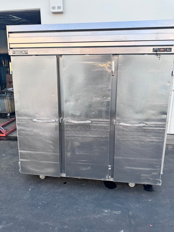 Beverage Air ER74 74 inch Three Section Reach In Refrigerator, (3) Left/Right Hinge Solid Doors, 115v Working - Image 3 of 7