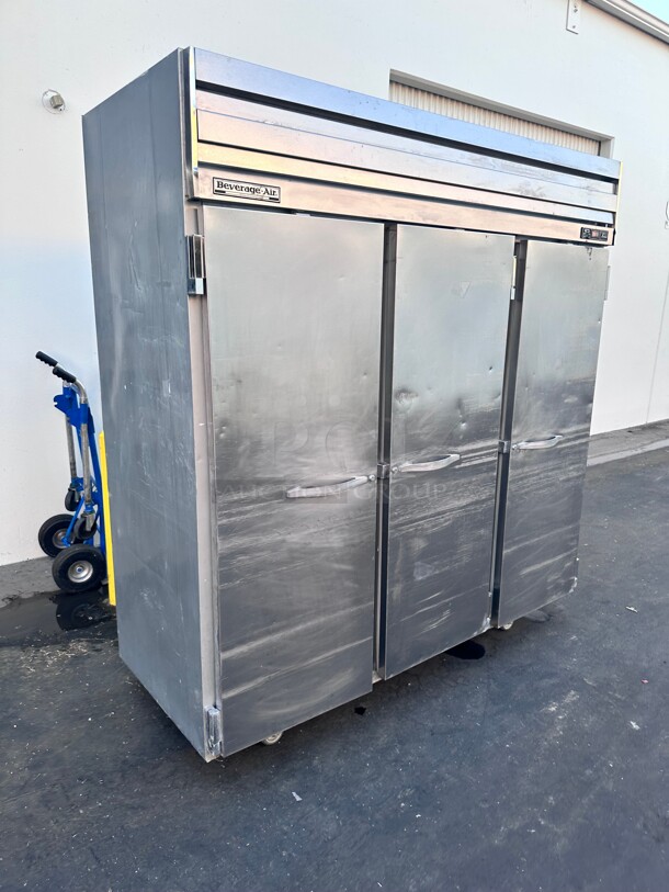 Beverage Air ER74 74 inch Three Section Reach In Refrigerator, (3) Left/Right Hinge Solid Doors, 115v Working - Image 5 of 7