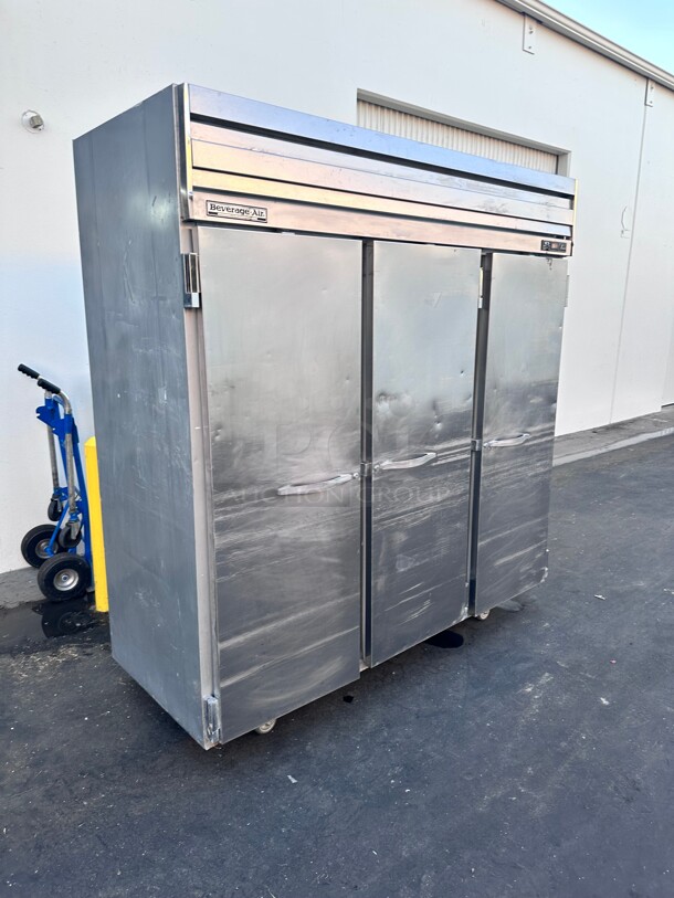 Beverage Air ER74 74 inch Three Section Reach In Refrigerator, (3) Left/Right Hinge Solid Doors, 115v Working - Image 6 of 7