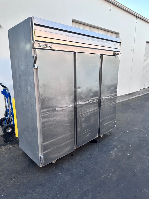Beverage Air ER74 74 inch Three Section Reach In Refrigerator, (3) Left/Right Hinge Solid Doors, 115v Working - Image 7 of 7