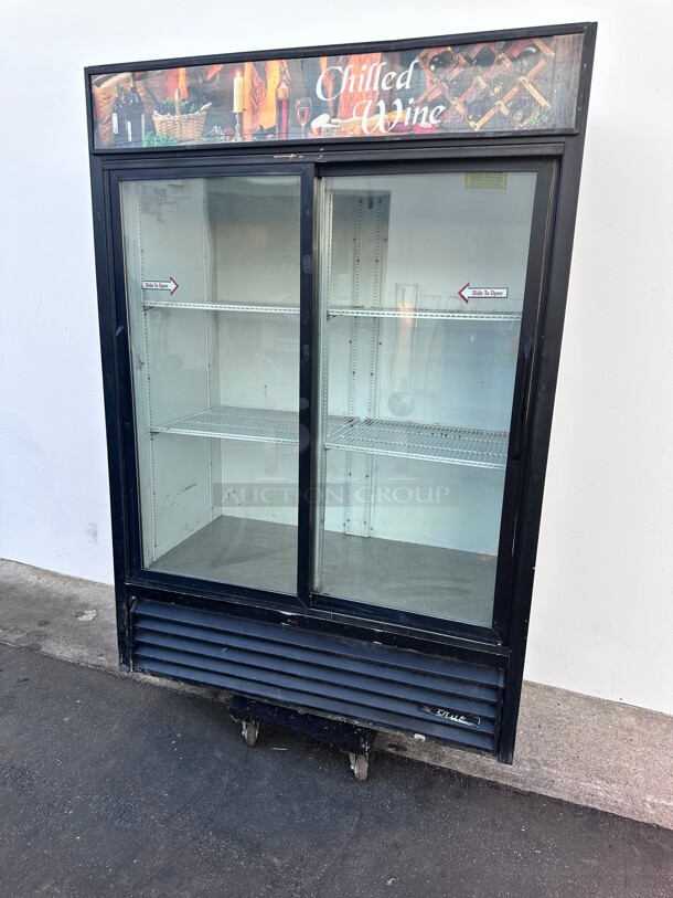 True GDM-47 54 inch Two Section Pass Thru Glass Door Merchandiser, (2) Sliding Doors Front, (2) Solid Doors Rear, Black Working - Image 1 of 8