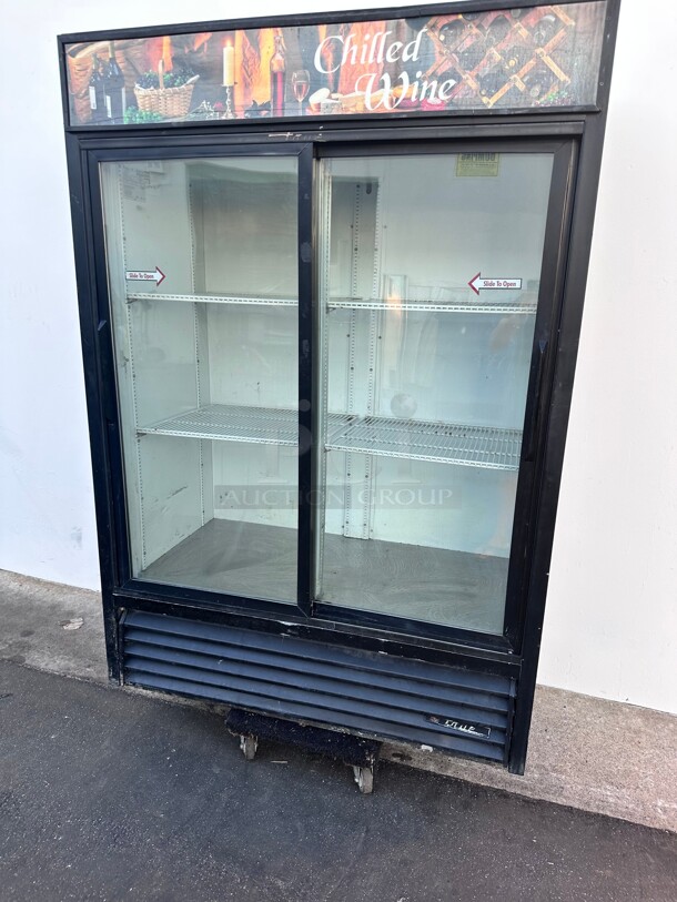 True GDM-47 54 inch Two Section Pass Thru Glass Door Merchandiser, (2) Sliding Doors Front, (2) Solid Doors Rear, Black Working - Image 2 of 8