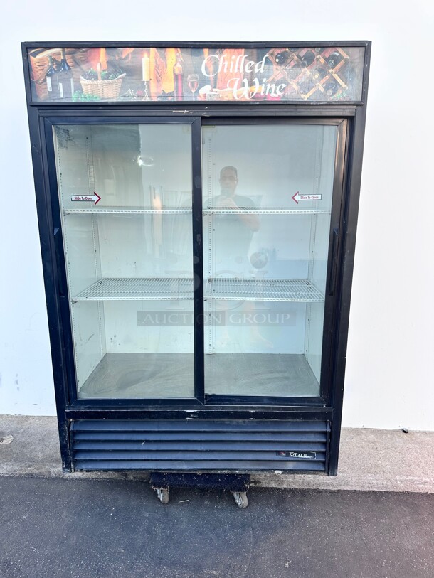 True GDM-47 54 inch Two Section Pass Thru Glass Door Merchandiser, (2) Sliding Doors Front, (2) Solid Doors Rear, Black Working - Image 4 of 8