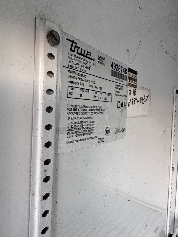 True GDM-47 54 inch Two Section Pass Thru Glass Door Merchandiser, (2) Sliding Doors Front, (2) Solid Doors Rear, Black Working - Image 6 of 8