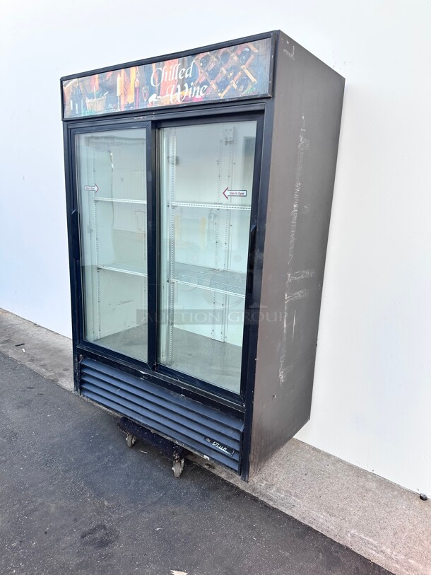 True GDM-47 54 inch Two Section Pass Thru Glass Door Merchandiser, (2) Sliding Doors Front, (2) Solid Doors Rear, Black Working - Image 7 of 8