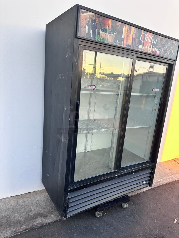 True GDM-47 54 inch Two Section Pass Thru Glass Door Merchandiser, (2) Sliding Doors Front, (2) Solid Doors Rear, Black Working - Image 8 of 8