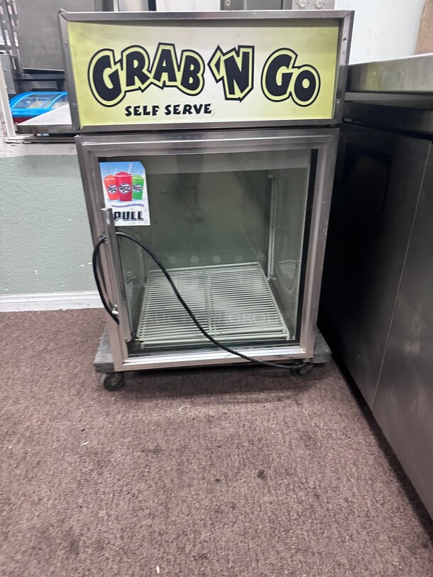 True GDM-05PT 24 inch Countertop Refrigerator w/ Pass Thru Access - Swing Door, Black, 115v Working - Image 2 of 8