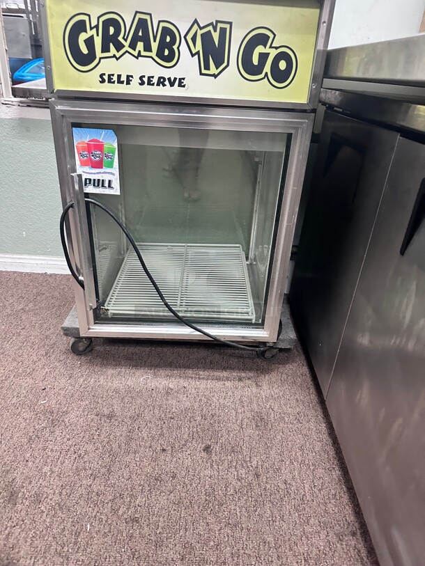 True GDM-05PT 24 inch Countertop Refrigerator w/ Pass Thru Access - Swing Door, Black, 115v Working - Image 3 of 8