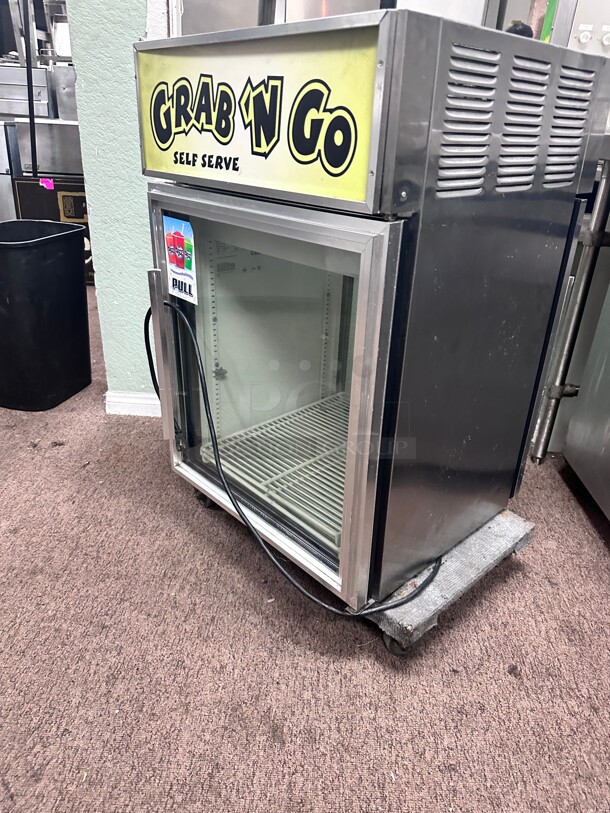 True GDM-05PT 24 inch Countertop Refrigerator w/ Pass Thru Access - Swing Door, Black, 115v Working - Image 6 of 8