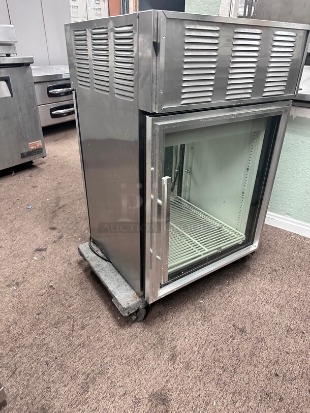 True GDM-05PT 24 inch Countertop Refrigerator w/ Pass Thru Access - Swing Door, Black, 115v Working - Image 7 of 8
