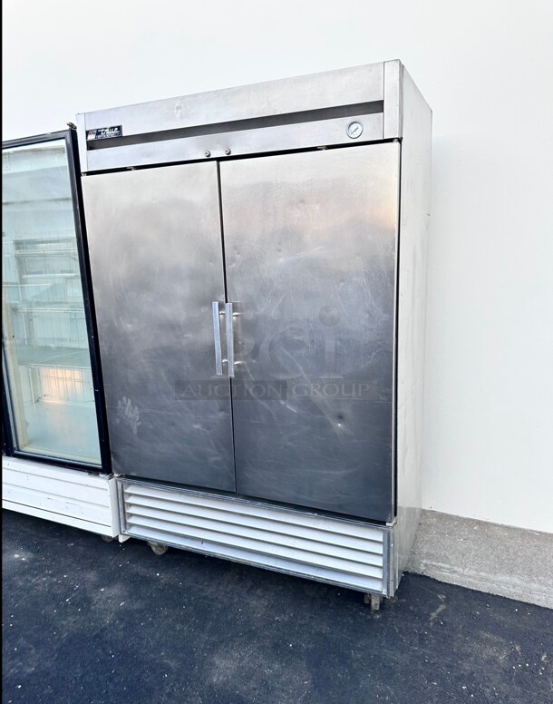 One Working True T-49-HC 54 inch Solid Door Reach-In Refrigerator 115 Volt - Image 1 of 7