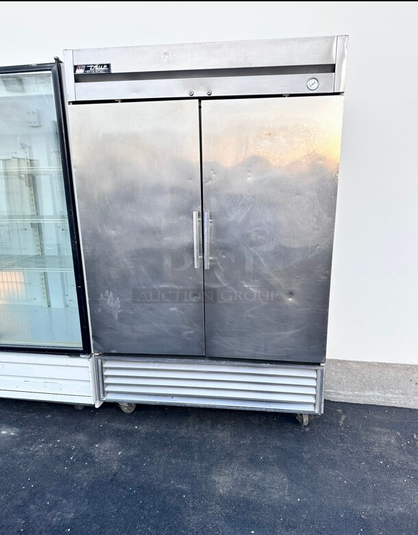 One Working True T-49-HC 54 inch Solid Door Reach-In Refrigerator 115 Volt - Image 2 of 7