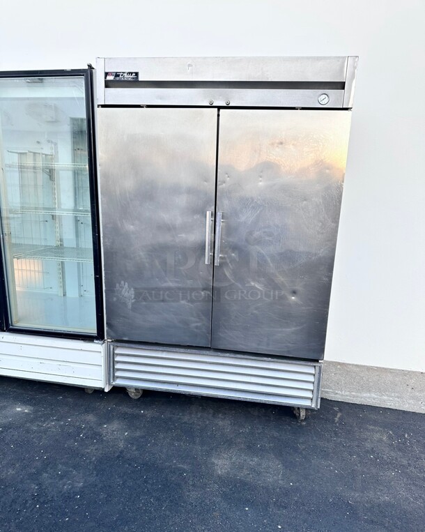 One Working True T-49-HC 54 inch Solid Door Reach-In Refrigerator 115 Volt - Image 3 of 7