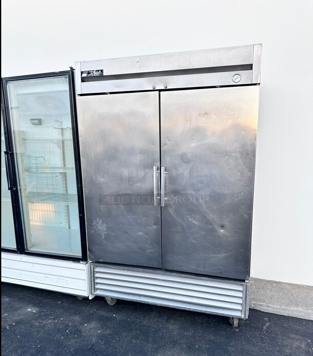 One Working True T-49-HC 54 inch Solid Door Reach-In Refrigerator 115 Volt - Image 4 of 7