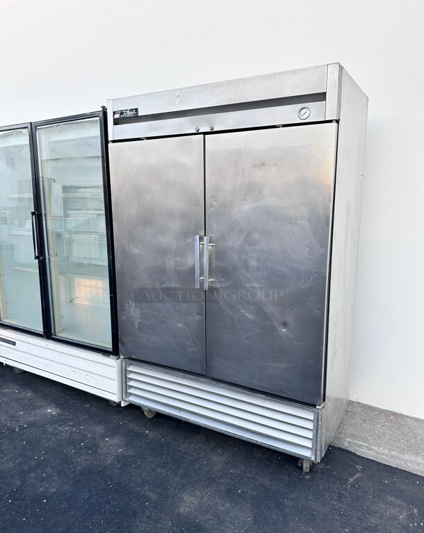 One Working True T-49-HC 54 inch Solid Door Reach-In Refrigerator 115 Volt - Image 5 of 7