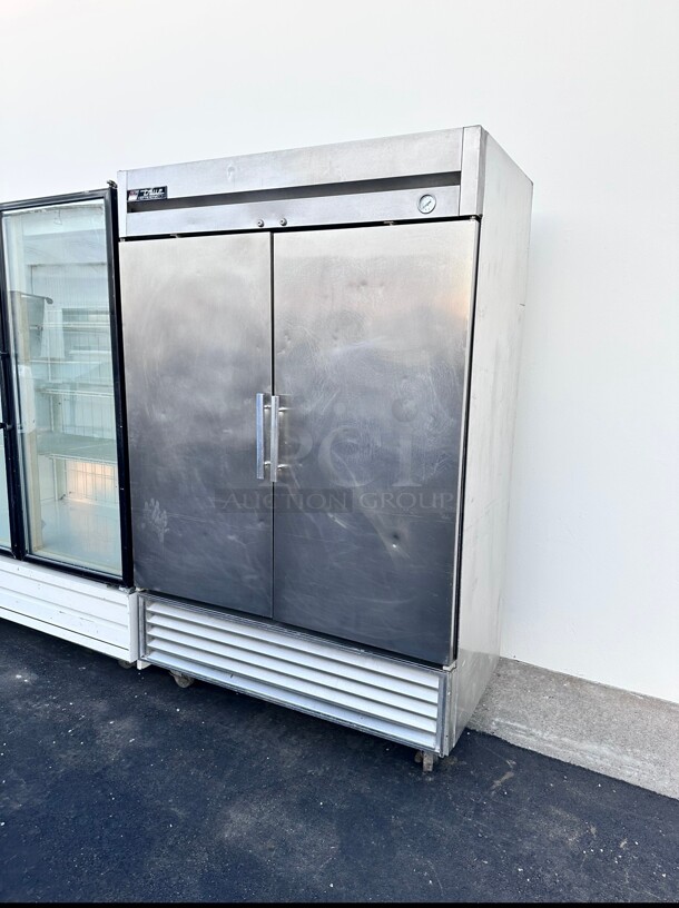 One Working True T-49-HC 54 inch Solid Door Reach-In Refrigerator 115 Volt - Image 6 of 7