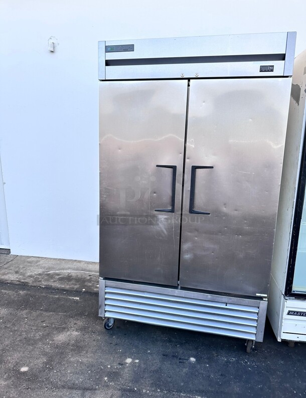 Late Model True T-43F-HC 47 inch Two Section Reach In Freezer, (2) Solid Doors, 115v - Image 5 of 6