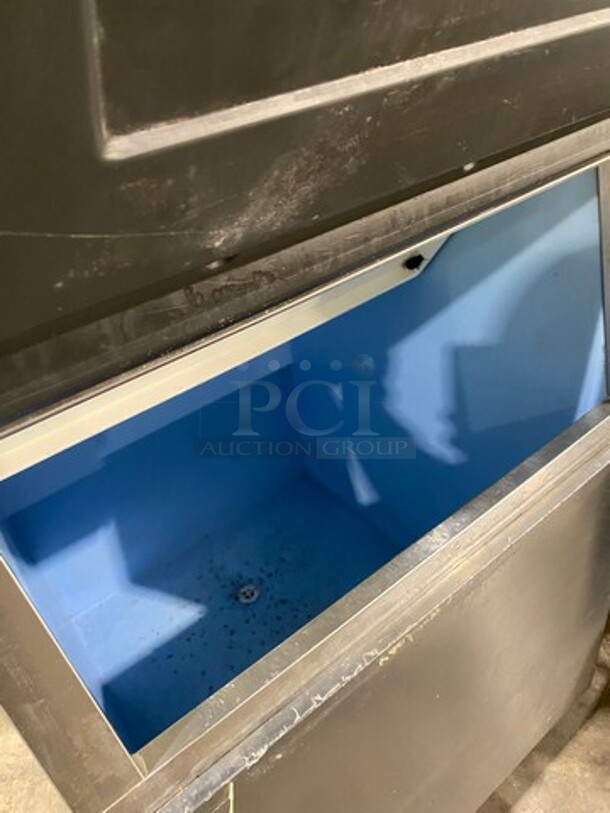 Hoshizaki Commercial Ice Maker Machine! With Commercial Ice Bin! All Stainless Steel! On Legs! WORKING WHEN REMOVED! Model: KM515MAH SN: C10951G 115/120V 60HZ 1 Phase - Image 6 of 7
