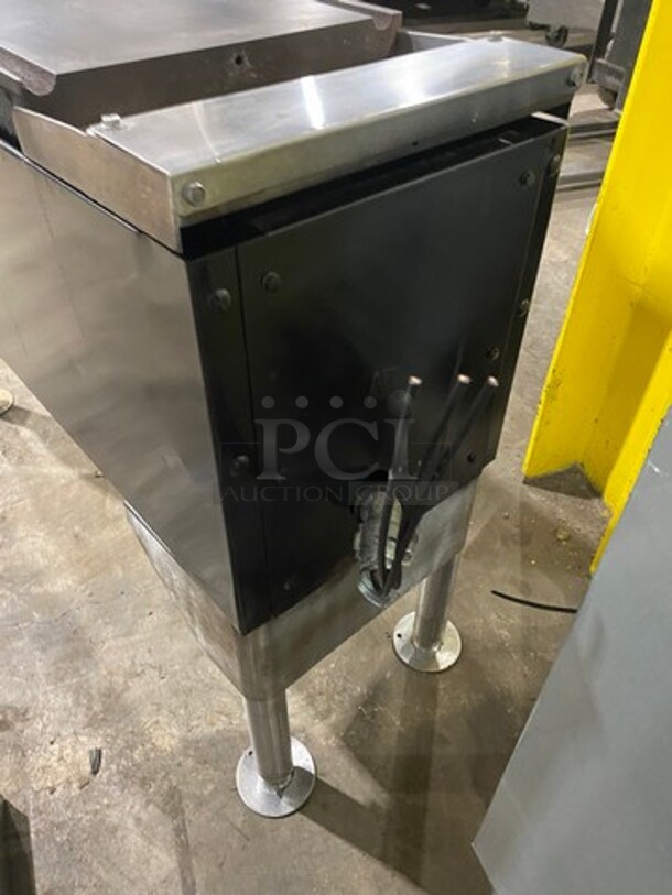 Vulcan Commercial Electric Powered Flat Top Griddle! All Stainless Steel! On Legs! Model: VTMX2 SN: 7572899 208V 1 Phase - Image 4 of 9