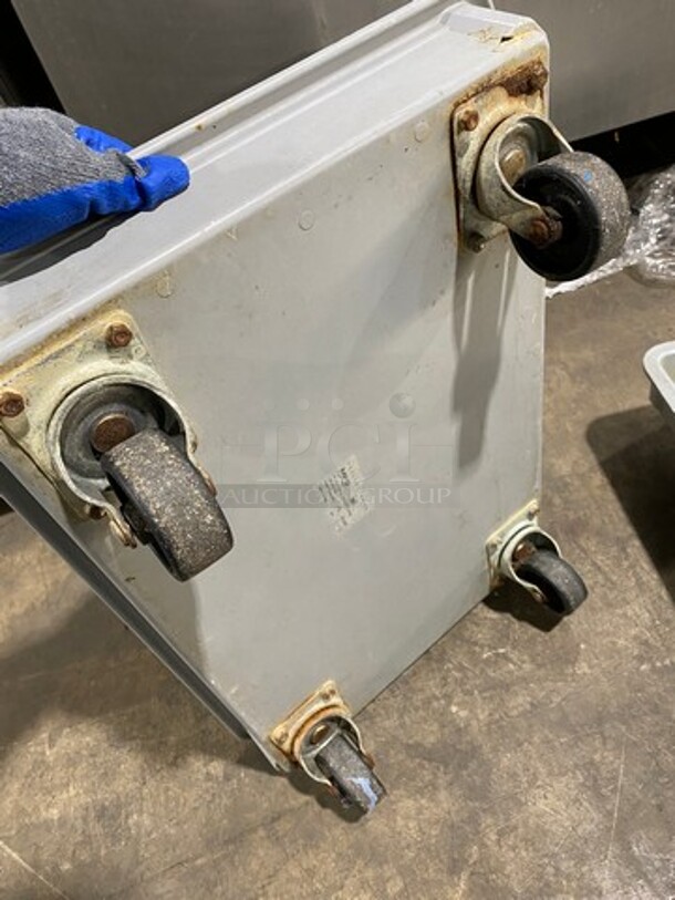 MFG Tray Commercial Fiberglass Dough Proofing Box Dolly! Model: 870108 2x Your Bid! - Image 4 of 5