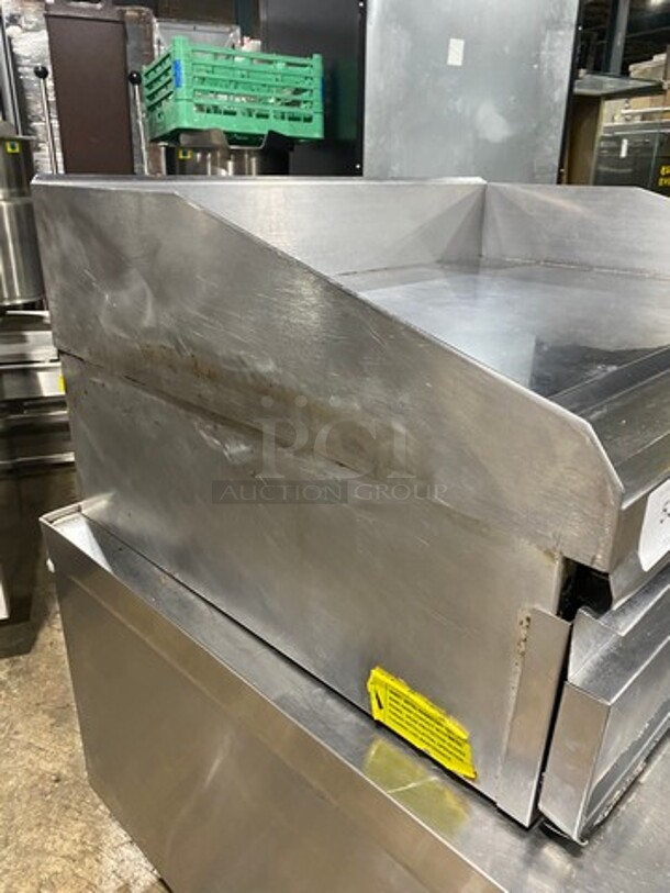 Lang Commercial Countertop Natural Gas Powered Flat Top Griddle! With Back And Side Splashes! All Stainless Steel! SELECTRONIC SERIES! Model: 236SCNATSH SN: GT236121SH0006 - Image 2 of 10