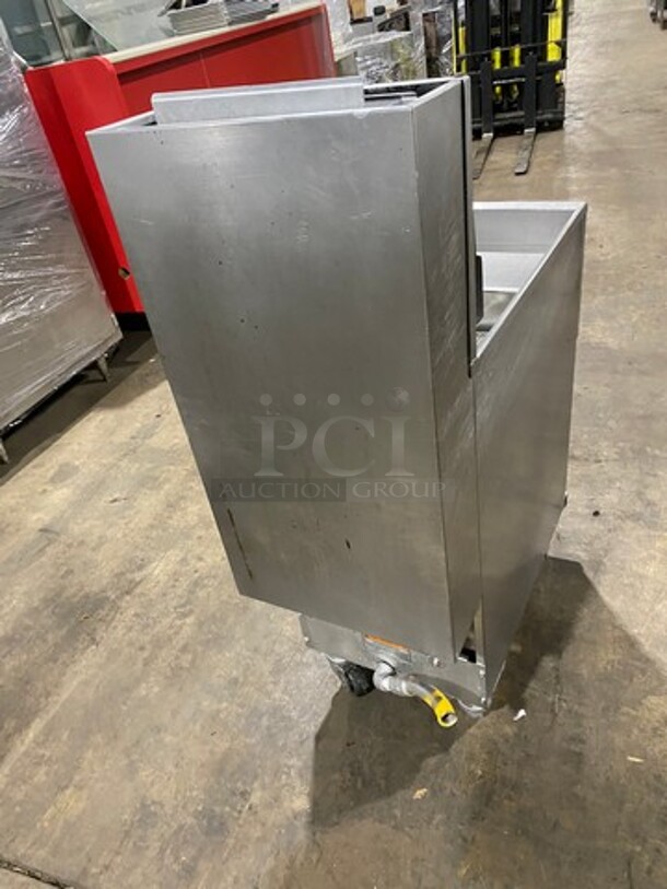 Pitco Commercial Natural Gas Powered Deep Fat Fryer! With Backsplash! All Stainless Steel! On Casters! Model: 40C SN: G12CA007664 - Image 4 of 10